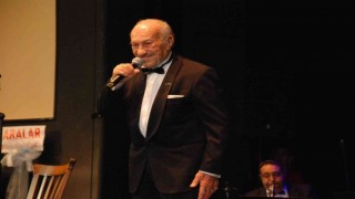 Mustafa Sağyaşar 70. sanat yılını Adanada konserle kutladı