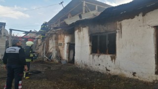 Müstakil ev yangında kullanılmaz hale geldi