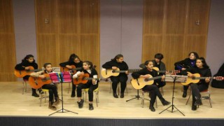Müzik sevdalısı öğretmen Kulpluların ruhuna dokunuyor