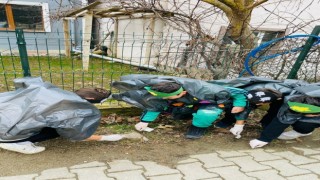Öğrenciler çöp toplamak için kolları sıvadı