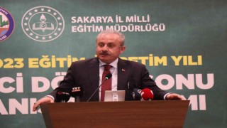 Öğrenciler karnelerini Mustafa Şentopun elinden aldı