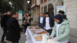 Öğrenciler kendi elleriyle yaptığı kahvaltılıkları Duru bebek için sattı
