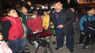 Öğrenciler teleskopla ay ve gezegenleri gözlemledi