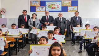 Öğrencilerin karne heyecanına Vali ve Belediye Başkanı da ortak oldu