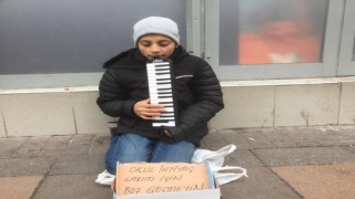 Okul masraflarını karşılayabilmek için sokaklarda melodika çalıyor