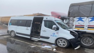 Okul servisi zincirleme kazaya karıştı: 18i öğrenci 19 yaralı