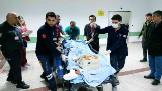 Okul yolunda motosikleti devrilen lise öğrencisi başka aracın çarpması sonucu ağır yaralandı