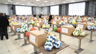 Okullara 1.5 milyon TLlik spor malzemesi yardımı