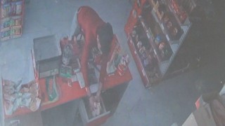 Önce kasasını soydu, sonra çaldığı parayla alışveriş yaptı