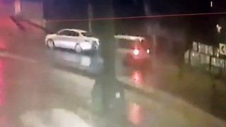 Önce motosiklete sonra otomobile çarptı, bir şey olmamış gibi yoluna devam etti