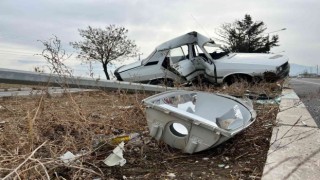 Ortadan ikiye bükülen otomobilin sürücüsü araçta sıkıştı