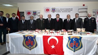 Osmaniye protokolünden kitap bağışı