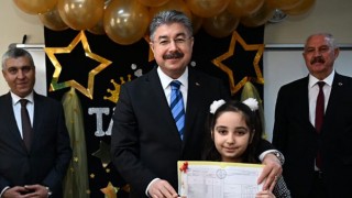 Osmaniye Valisi Erdinç Yılmaz, öğrencilerin karne sevincini paylaştı