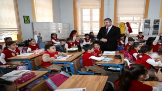 Osmaniye Valisi Yılmaz, okuluna davet eden öğrencileri ziyaret etti