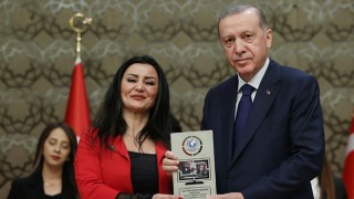 Osmaniye’nin Radyosu’na ödülü Cumhurbaşkanı Erdoğan takdim etti