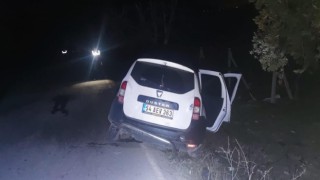 Otomobil ağaca çarptı: Araçta sıkışan sürücü ağır yaralandı