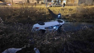 Otomobil dere yatağına uçtu: 2 yaralı