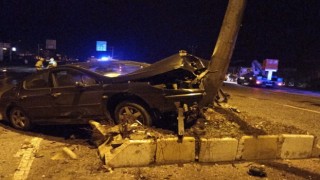 Otomobil elektrik direğine çarptı