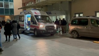 Otomobil karşıya geçmek isteyen gence çarpıp kaçtı
