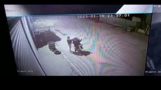 Otomobil lastiklerini kıyafet gibi giyip çalan hırsızlar kamerada