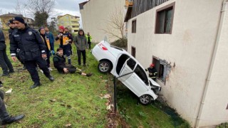 Otomobil önce binanın duvarına çarptı, sonra bahçeye düştü: 3 yaralı