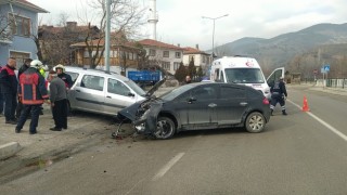 Otomobil park halindeki araca çarptı: 1 yaralı