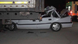 Otomobil, park halindeki tıra ok gibi saplandı: Sürücü hayatını kaybetti