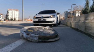 Otomobil refüjdeki rögar kapağına çarptı: 1 yaralı