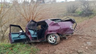 Otomobil yol kenarında duran araca çarptı: 2 yaralı