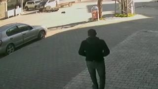 Otomobilden kaçtı, kamyona çarptı
