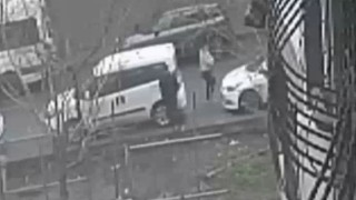 Otomobilden laptop çalan hırsızlar kamerada