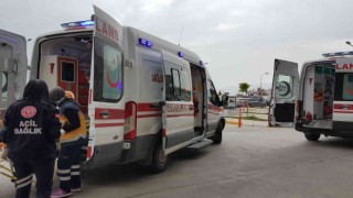 Otomobilin çarptığı anne ve kızı yaralandı