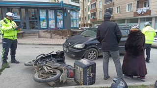 Otomobilin çarptığı kurye yaralandı