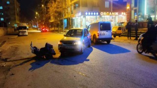 Otomobilin çarptığı motosikletli kurye yaralandı