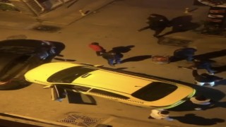 Otomobiline çarpan taksi sürücüsünü dövdü