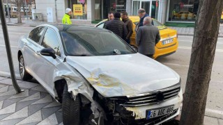 Otomobille ticari taksi çarpıştı: 1i ağır 2 yaralı