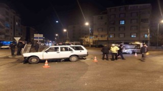 Otomobiller kavşakta çarpıştı, 2 kişi yaralandı: Kaza anı kamerada