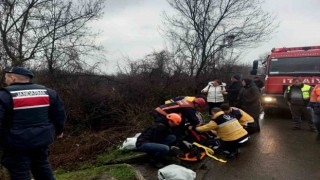 Otoyolda otomobil şarampole yuvarlandı: 3 yaralı
