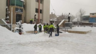 Özalp ilçesinde yol açma çalışması devam ediyor