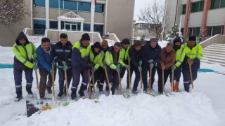 Özalpta kar yağdı, belediye ekiplerinin mesaisi de başladı