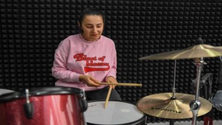 Özel bireyler, müzik kursunda kendilerini geliştiriyor