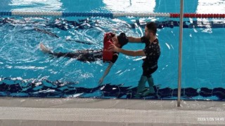 Özel bireylere havuzda terapi
