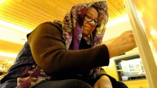 (ÖZEL) Nenelerinden kalan tekniklerle kilim dokuyorlar