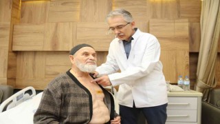Eskişehir'de Tıkalı 3 kalp damarı 8 santimlik kesiyle değiştirildi