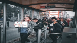 Tramvayda kitap okuma etkinliği