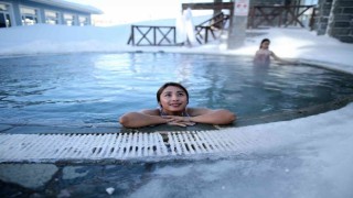 Uludağa gelen turistler dondurucu soğukta sıcak havuzun keyfini çıkartıyor