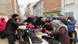 Yardımsever imam mahalledeki çocuklara umut oldu