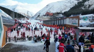 Palandöken Kayak Merkezi tatilcilerin akınına uğruyor