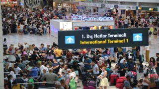 Pandemide dışarı çıkamayan yaşlı turistler, tatil için Türkiyeye akın ediyor