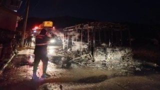 Park halindeki halk otobüsü alev alev yandı